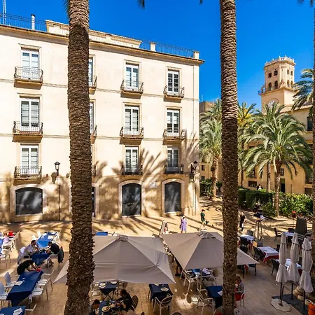 La Plaza Living בית אירוח